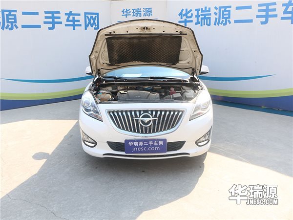 白色海马福美来，大方时髦，扎实稳健